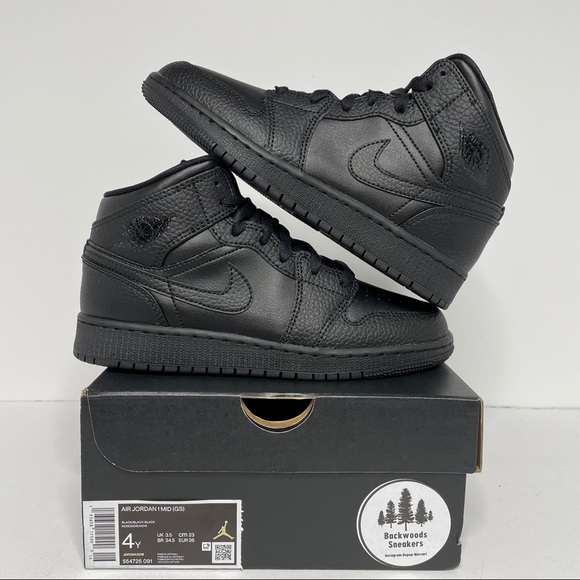 jordan retro 1 triple black